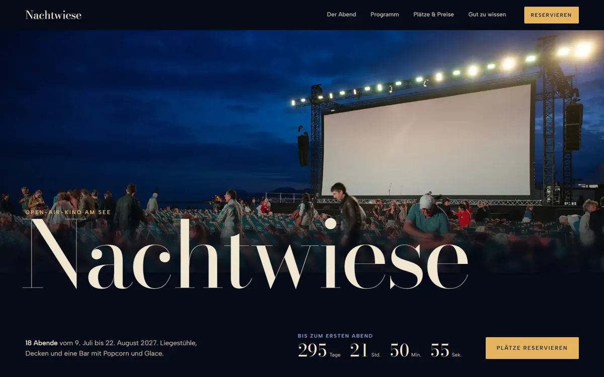 Landingpage von Nachtwiese: Leinwand in der Dämmerung